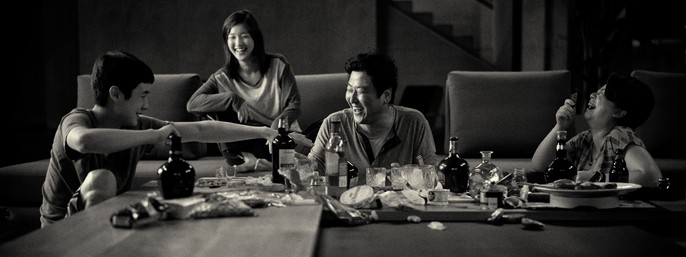 Sort-hvid Parasite indtager danske biografer - Filmmagasinet Ekko